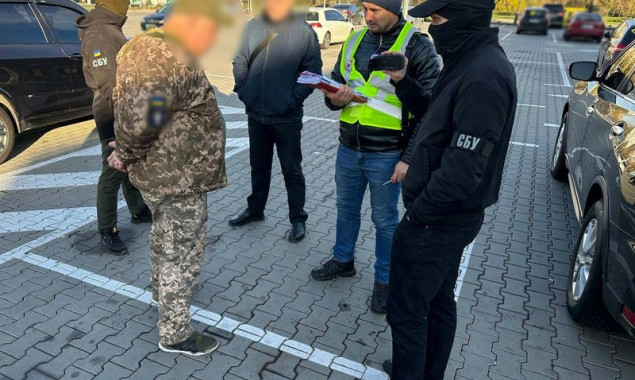 Столичні правоохоронці затримали чоловіка, який допомагав ухилянтам виїхати з України