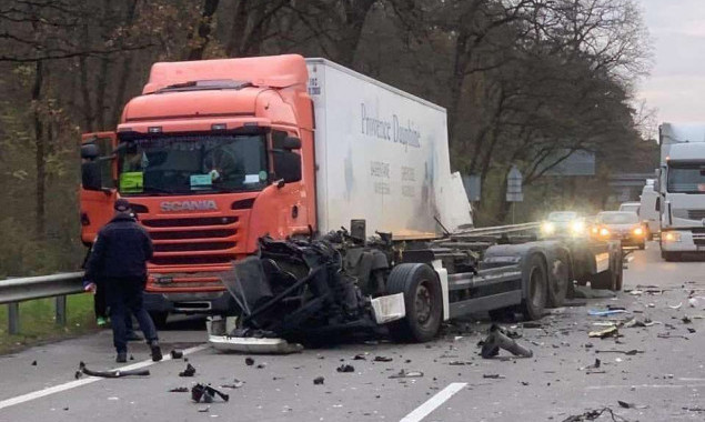 На столичному Бориспільському Шосе в ДТП з вантажівками постраждали дві людини (фото)