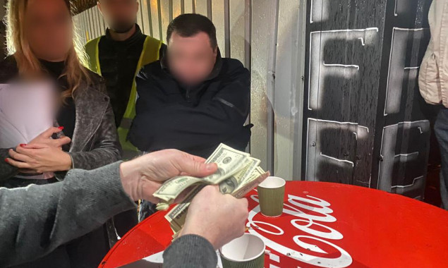 Посадовця Держмитслужби затримали при передачі йому хабара у 2 тисячі доларів в паперовому стаканчику (відео)