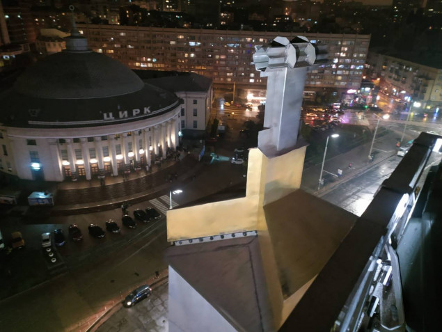 Столичні комунальники демонтували радянську зірку, що була розміщена на вершині обеліска на Галицькій площі (фото)