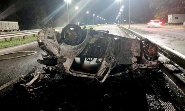 На трасі Київ-Одеса легковик влетів у відбійник та загорівся, водій загинув