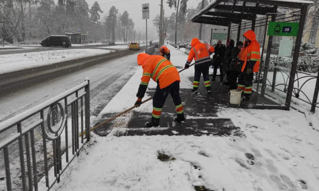 На столичних дорогах прибирають сніг та проводять протиожеледну обробку 132 одиниці техніки та 518 комунальників