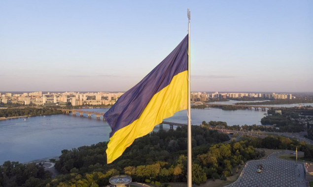 На київських схилах через погодні умови приспустять найбільший прапор країни