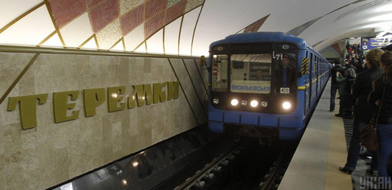 Рух поїздів метро на ділянці між станціями “Теремки” – “Деміївська” вже зупинено через воду з підземелля (відео)