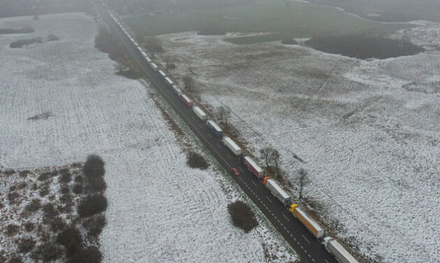 На кордоні з Польщею черги з вантажівок розтягнулись на 40-60 кілометрів, - ЗМІ