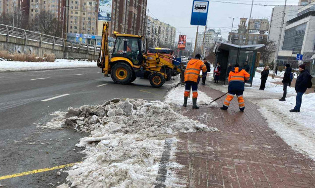 На дорогах Києва для боротьби з ожеледицею працює 279 одиниць спецтехніки та бригади з ручного прибирання