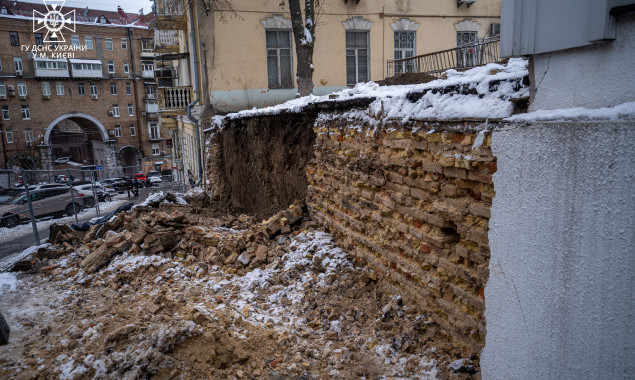 У Києві на Лютеранській через обвал підпірної стіни загинув будівельник (фото)