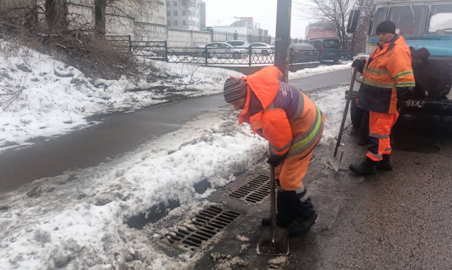 Дорожники у столиці очищують решітки зливоприймачів, щоб тала вода не затопила вулиці
