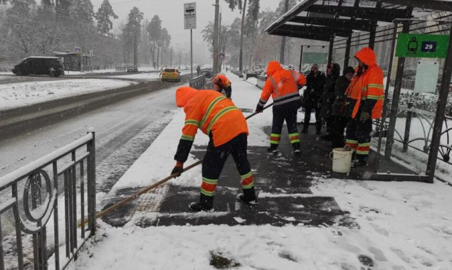 В столиці сніг прибирають 420 одиниць техніки та понад 4,5 тисячі співробітників для ручного прибирання