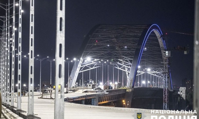 Поліція викрила мільйонну схему розкрадання на будівництві Подільсько-Воскресенського мосту