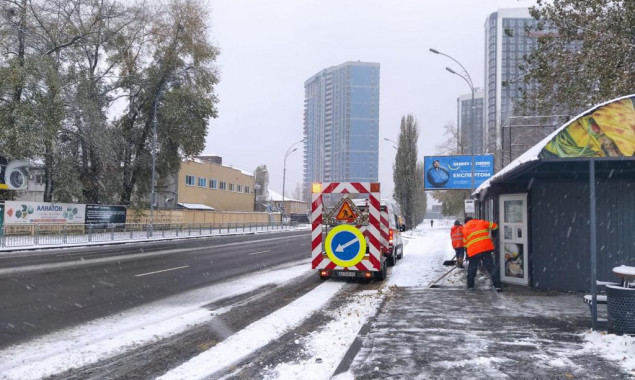 У Києві триває протиожеледна обробка вулиць