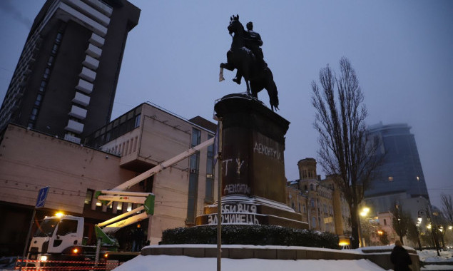 У Києві почали роботи з демонтажу пам’ятника Щорсу