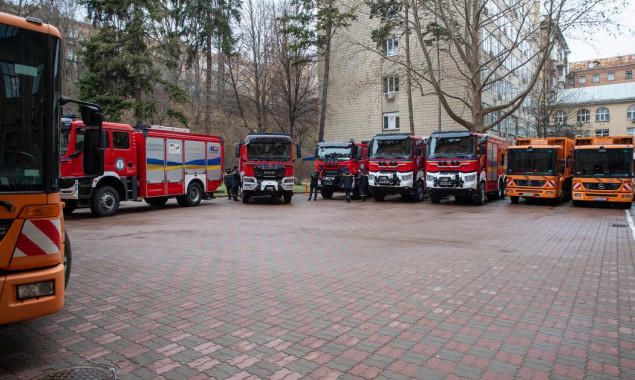 Київ отримав нову партію допомоги: Берлін передав 3 сміттєвози, а Лейпциг - 5 пожежно-рятувальних автомобілів (фото)