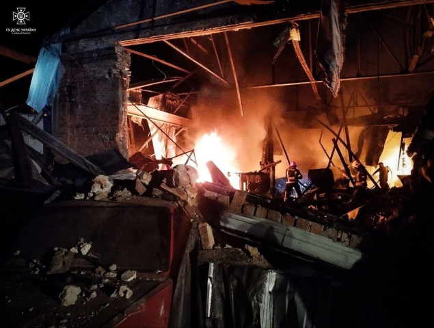 На Київщині внаслідок атаки БПЛА на підприємстві через падіння уламків виникла пожежа (фото, відео)