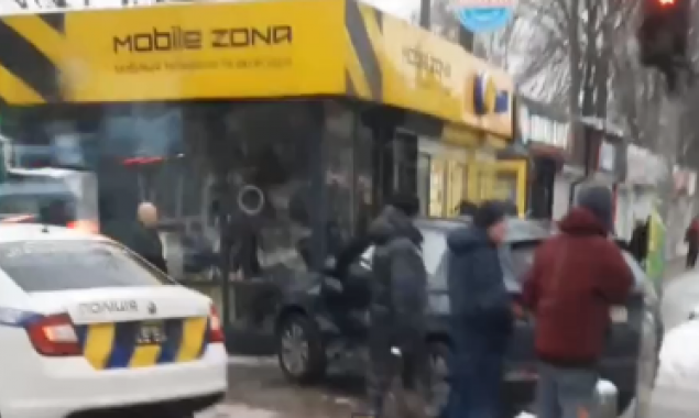 У Києві автівка зіткнулася із патрульними та влетіла в місцевий МАФ (фото, відео)