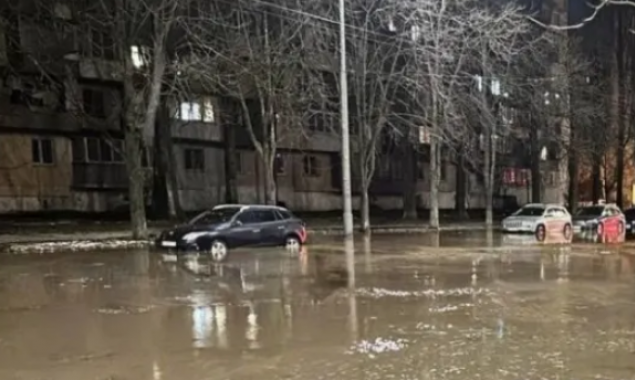У Києві стався черговий порив води: на вулиці Бойчука без води п’ять житлових будинків, рух транспорту обмежено 