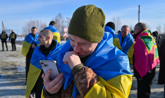 В Україну повернулися 207 полонених військових та цивільних 