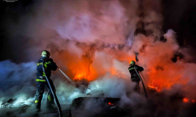 Столичні рятівники під час гасіння пожежі на вулиці у Солом’янському районі знайшли обгоріле тіло людини