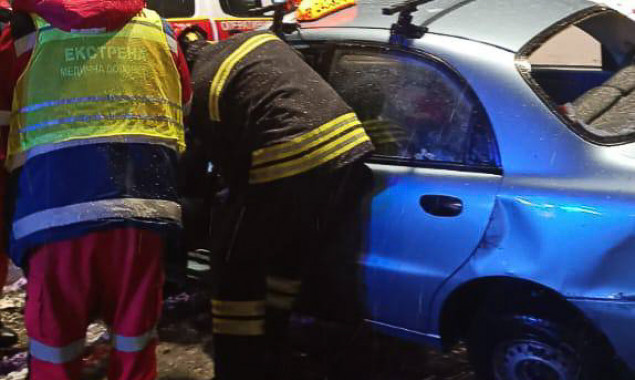 У Києві внаслідок зіткнення таксі з електроопорою загинув водій (фото)