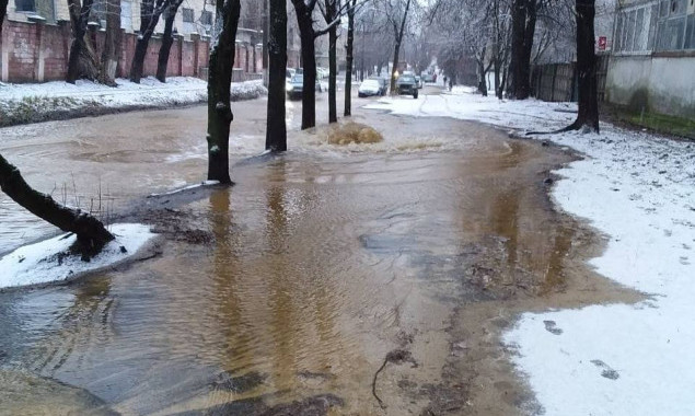 У Києві на вулиці Олекси Тихого внаслідок пошкодження водопроводу п’ять будинків залишились без води