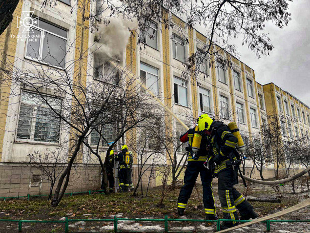 У Дарницькому районі рятувальники ліквідували пожежу у школі (фото, відео)
