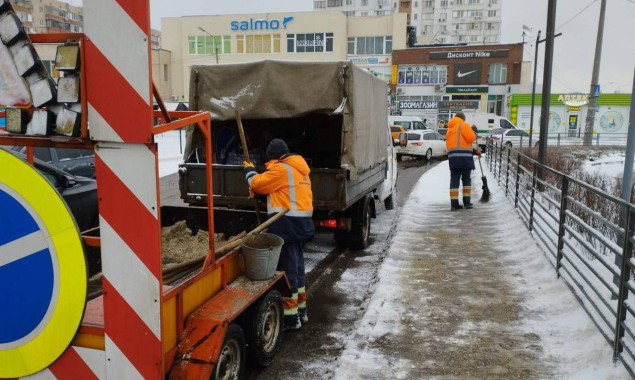 На дорогах столиці прибирають сніг 268 одиниць спецтехніки