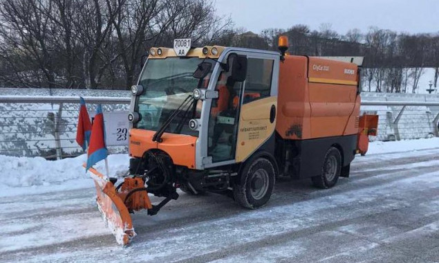 На дорогах Києва працює понад 200 одиниць снігоприбиральної техніки, водіїв просять не паркуватися на узбіччях