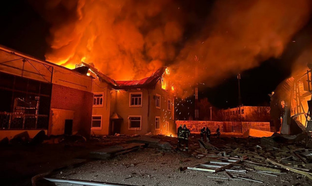 Внаслідок падіння уламків збитих “шахедів” на Київщині виникла пожежа на підприємстві