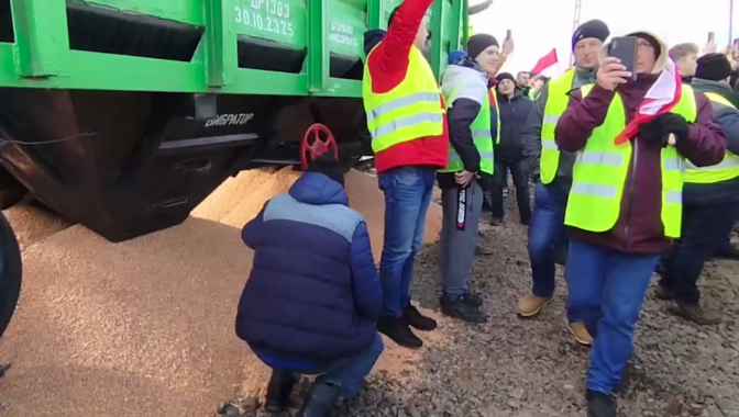 Польські протестувальники знову розсипали зерно та перекрили залізницю поблизу пункту пропуску “Медика-Шегині” (відео)