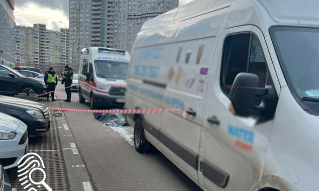 У Дарницькому районі столиці на парковці ТРЦ мікроавтобус на смерть збив жінку