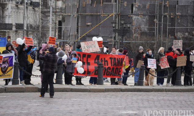 У Києві на Софійській площі рідні та активісти провели акцію на підтримку військовополонених