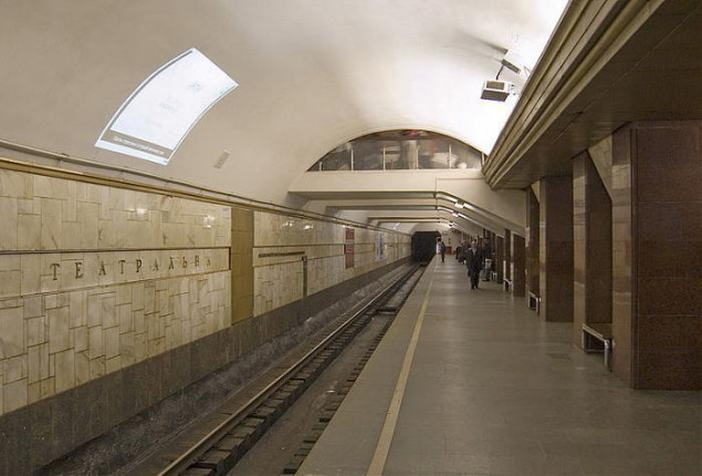 У Києві на червоній лінії метро частково перекрито рух через падіння людини на рейки