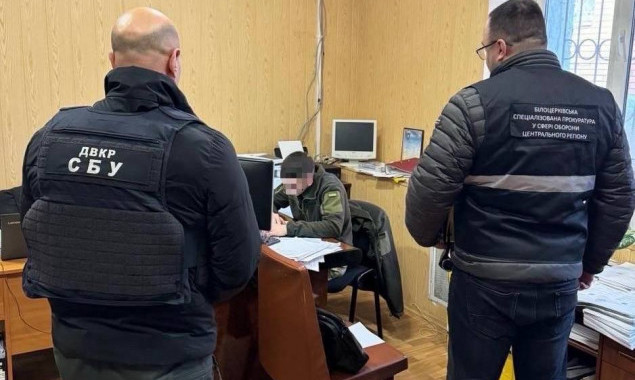 На Київщині головбуха військової частини підозрюють у безпідставному нарахуванні 20 млн гривень солдату