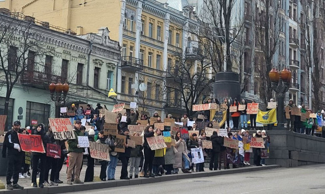 “Не мовчи! Полон вбиває!”: У Києві провели акцію на підтримку військовополонених з “Азовсталі”
