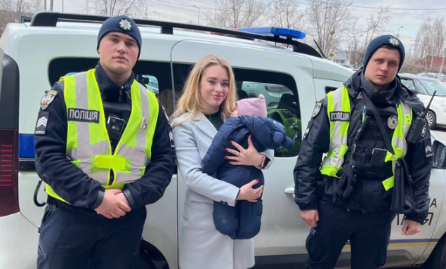 У Києві ювенальні поліцейські вилучили немовля у наркозалежної матері, яка без свідомості лежала на вулиці (фото, відео)
