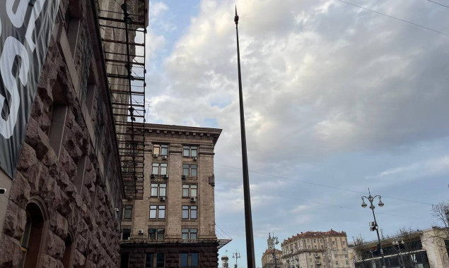 Сильний вітер пошкодив прапор біля будівлі Київради, його зняли для заміни