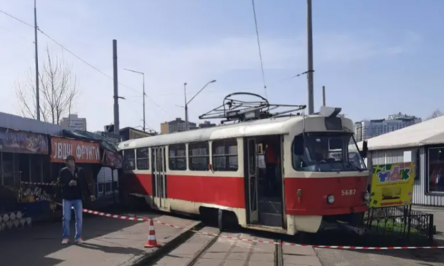 У Києві трамвай зійшов з рейок та врізався в торговий кіоск (фото)