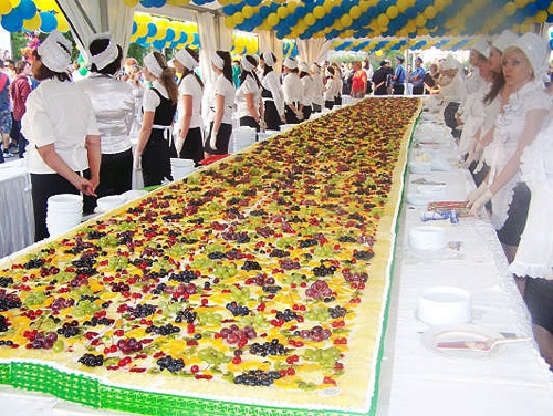 Попов разрезал на Троещине рекордный тортик