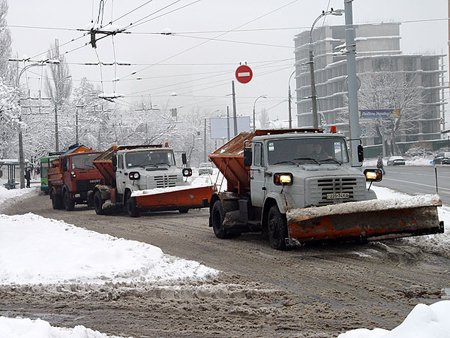 Снег в Киеве убирают не покладая рук 