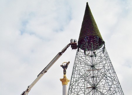 Власти объявили конкурс монтажников елки на Майдане