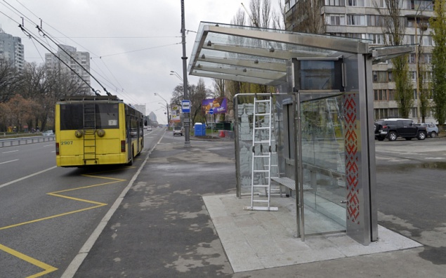 Киев хотят облагородить антивандальными остановками с телевизорами, WiFi и розетками