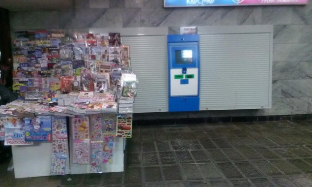 Вместо обещанных автоматов по продаже прессы в метро появляются роллеты