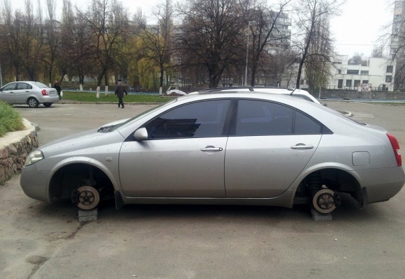 В Киеве произошла серийная кража колес с припаркованных авто
