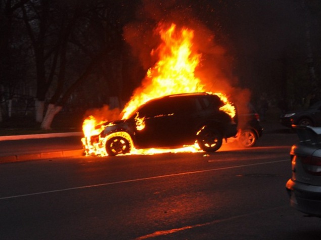 Вместе с мусором в Киеве “поджарились” и две машины