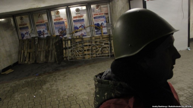 Метро “Майдан Независимости” и “Крещатик” закрыты, и неизвестно, когда заработают. Опять из-за минирования