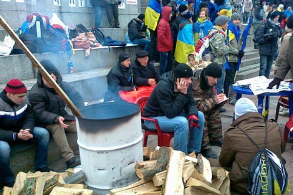 На Майдане поймали двух вооруженных “титушек”