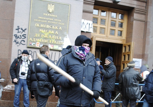 Янукович уволил главу самого “мятежного” района столицы