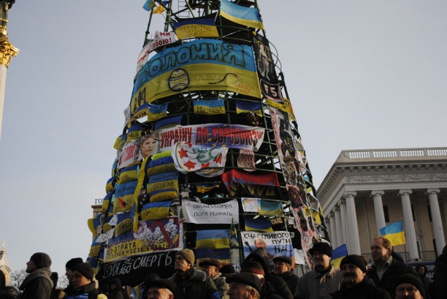 Власти передумали ставить главную елку где-то еще, кроме Майдана