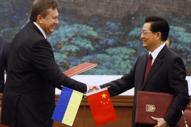Янукович будет переживать за Украину в Китае