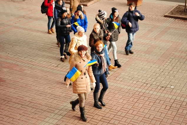 Педагоги не могут понять, как родители отпускают детей вместо школы на Майдан